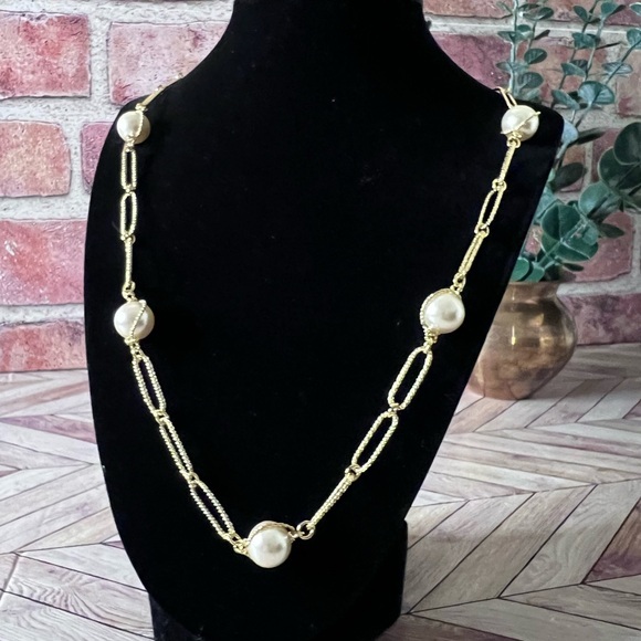 Avon Vintage 1991 Easy Elegance Necklace Faux Pearl Gold Toned Chain